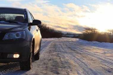 Kış manzara kar expanses kaplı. Kışın bir parkta 