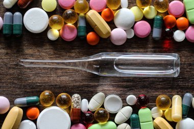 Ahşap dokulu bir arka plan üzerinde ilaçlar