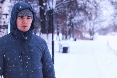 Ceketli ve şapkalı yakışıklı bir adamın açık hava portresi. Sıradan kış modası.