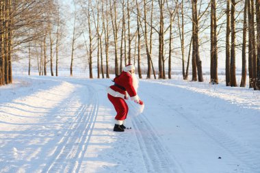 Kış alanındaki Noel Baba. Noel Baba büyülü sis th yürüyor