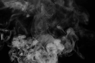 Siyah arka planda beyaz duman. Duman dokusu. Overla için arka planda beyaz duman kümeleri