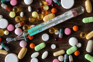 Ahşap dokulu bir arka plan üzerinde ilaçlar