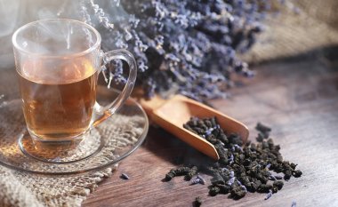 Bira ile servis masasında demlenmiş çay