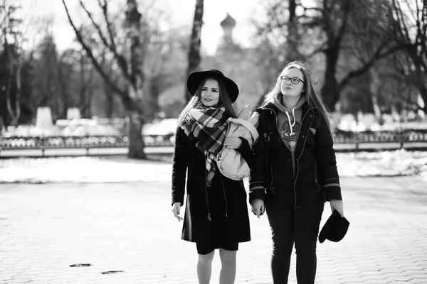 Musta ja valkoinen kuva nuoresta tytöstä kävelyllä — kuvapankkivalokuva