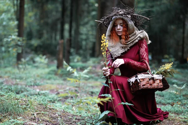 La sorcière rousse tient un rituel avec une boule de cristal — Photo