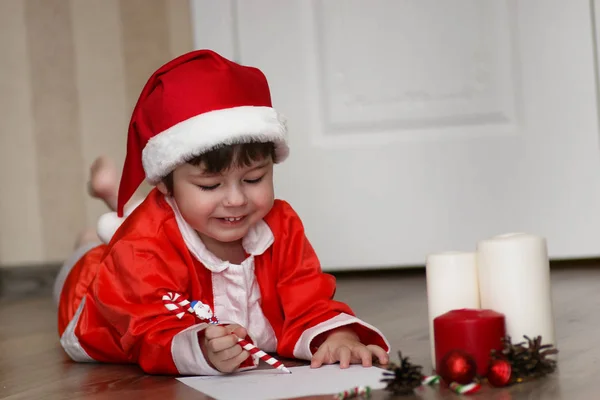 Il bambino sta scrivendo una lettera a Babbo Natale — Foto Stock