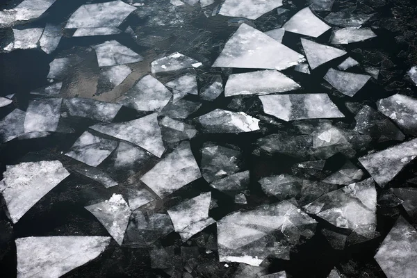 Drifting on the river. Fragments of ice float on river. — Stock Photo, Image