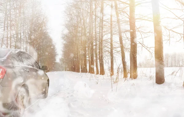 在田野上雪地冬天路上的汽车. — 图库照片