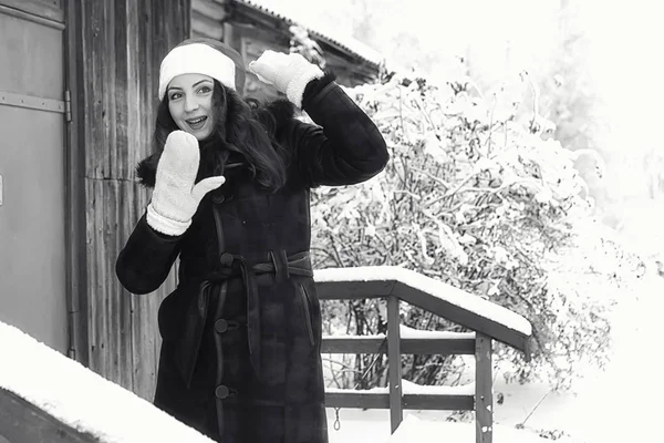 美丽的女孩在冬天雪黑白 — 图库照片