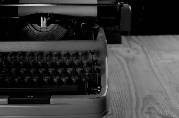 Zwart-wit retro typemachine brief — Stockfoto