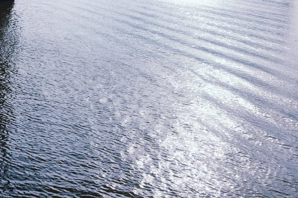 Lac de paysage. Texture de l'eau. Le lac est à l'aube. La bouche — Photo