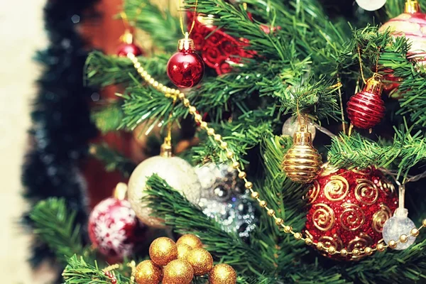 Vánoční stromeček zdobené hračky nový rok — Stock fotografie