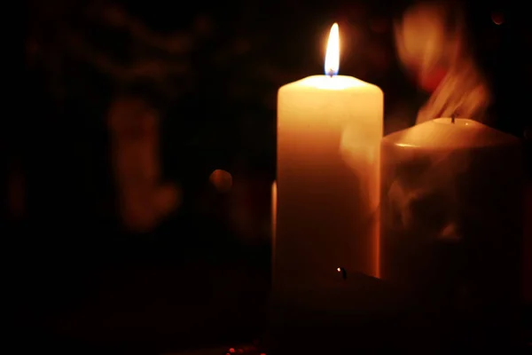 Černá svíčka světle izolované — Stock fotografie