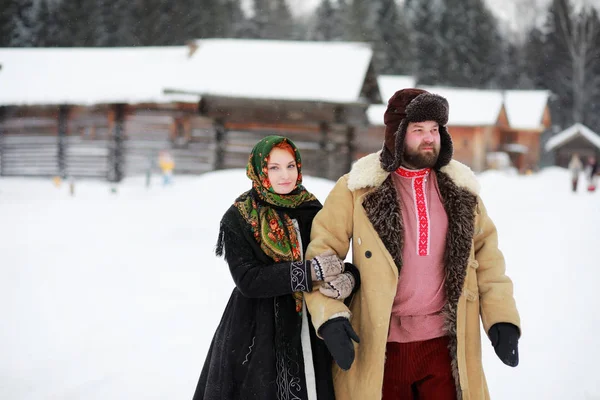 Pár v tradičním zimním kostýmu rolníka v Rusku — Stock fotografie