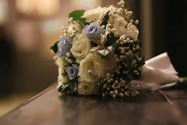 Accessori da sposa. Bouquet da sposa e bicchieri di champagne . — Foto Stock