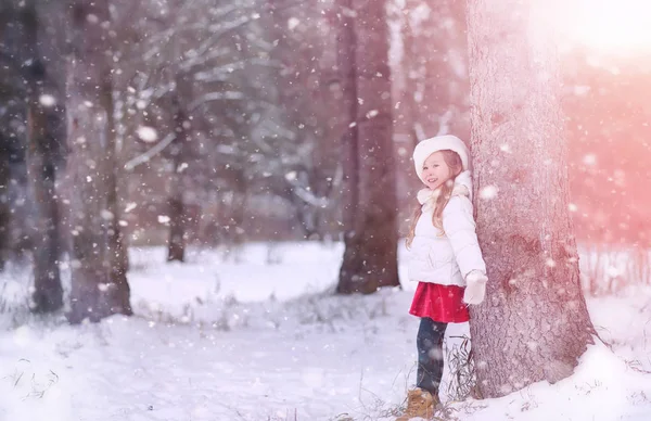 Um conto de fadas de inverno, uma jovem mãe e sua filha montam um trenó — Fotografia de Stock