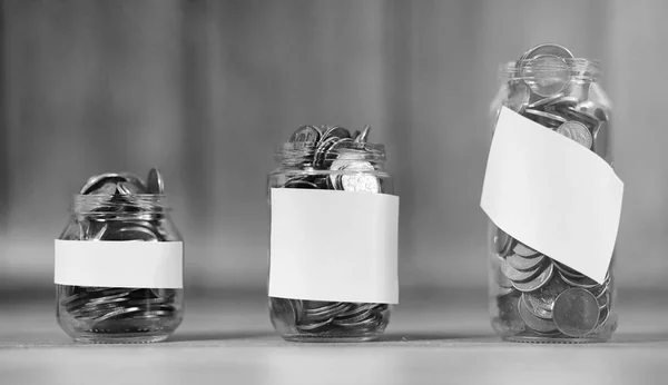 Coins in a jar on the floor. Accumulated coins on the floor. Sav — Stock Photo, Image