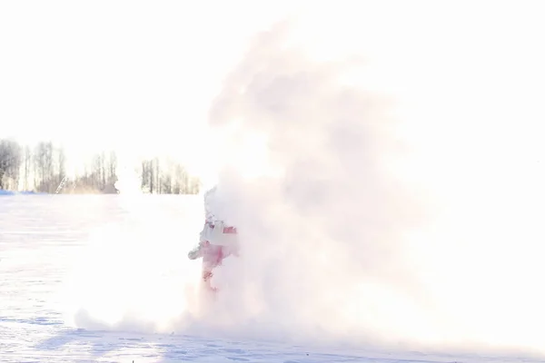 Weihnachtsmann im Winterfeld. Weihnachtsmann magischer Nebel wandert entlang th — Stockfoto