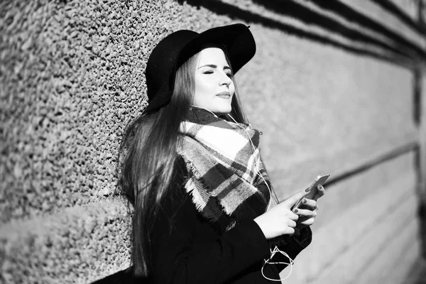 Foto en blanco y negro de una joven en un paseo — Foto de Stock