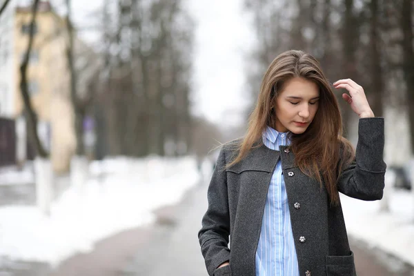 Jovem menina adulta de casaco na rua — Fotografia de Stock