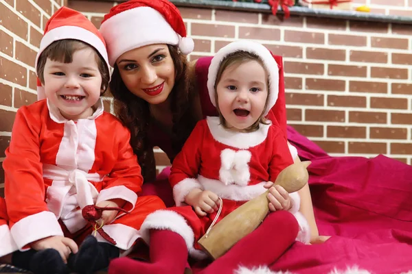 Papai Noel casal com gêmeos — Fotografia de Stock