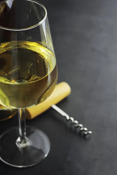 Διαφανές Μπουκάλι Λευκό Ξηρό Κρασί Στο Τραπέζι Λευκό Ποτήρι Κρασιού — Φωτογραφία Αρχείου