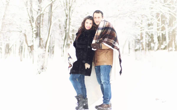 Un jeune couple amoureux en promenade — Photo