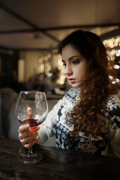 A menina de tarde descansa em um café — Fotografia de Stock