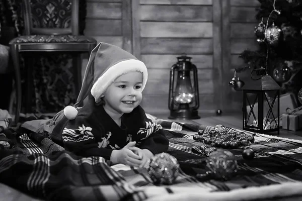 Un niño esperando a Santa Claus — Foto de Stock