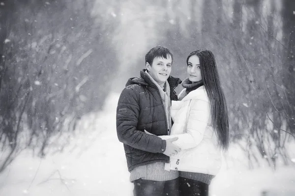 Любящая пара на зимней прогулке. Мужчина и женщина на свидании в — стоковое фото