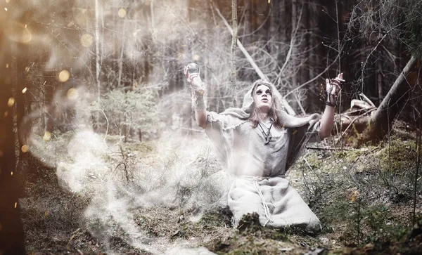 Fairy goochelaar. Een tovenaar met een glazen bol, een magische spreuk — Stockfoto