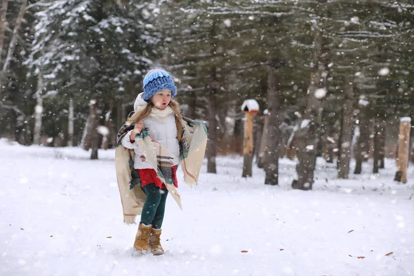 Bir kış masal, genç bir anne ve kızı bir kızak sürmek