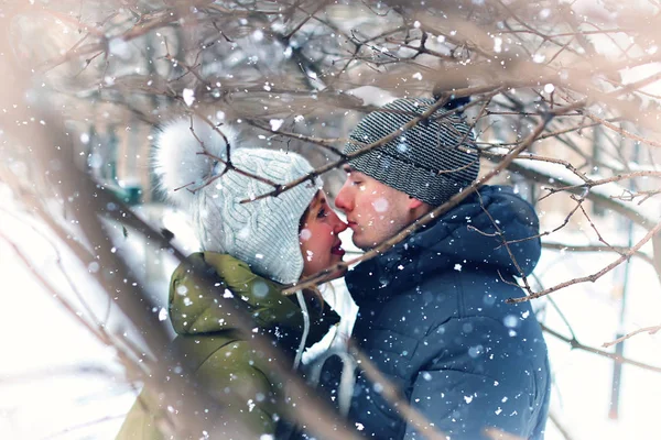 Genç bir çift kış parkında yürüyor.