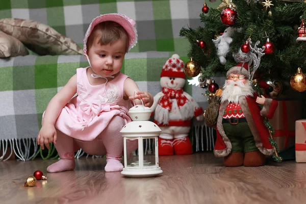 Crianças pequenas perto de um Natal — Fotografia de Stock