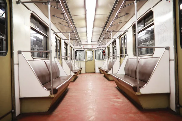 有空座位的地铁车 空的地铁车 — 图库照片