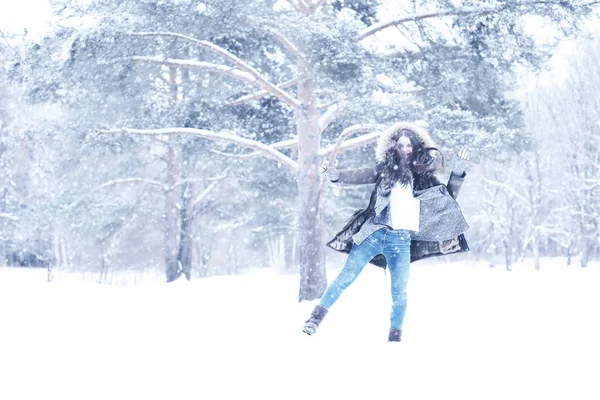 Gadis cantik di salju musim dingin yang indah — Stok Foto