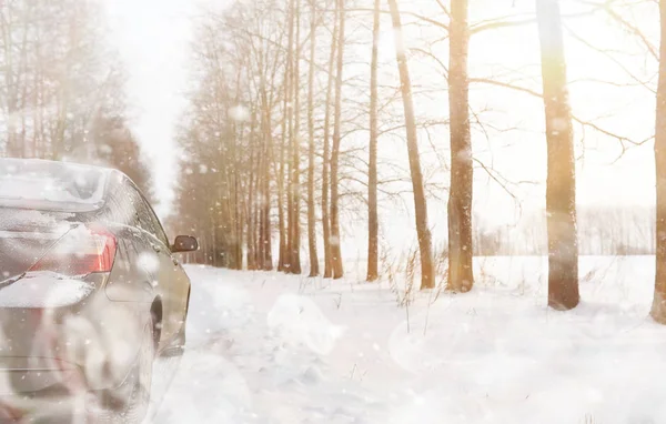 Car on a snowy winter road in fields. — Stock Photo, Image