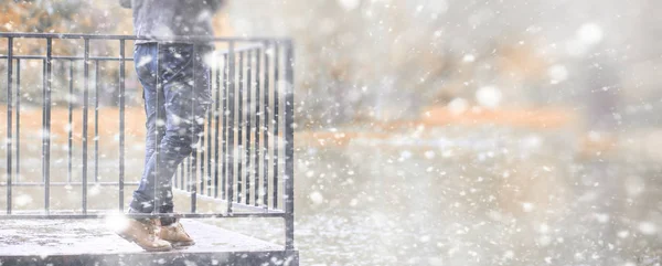 最初の雪の背景秋の公園 — ストック写真