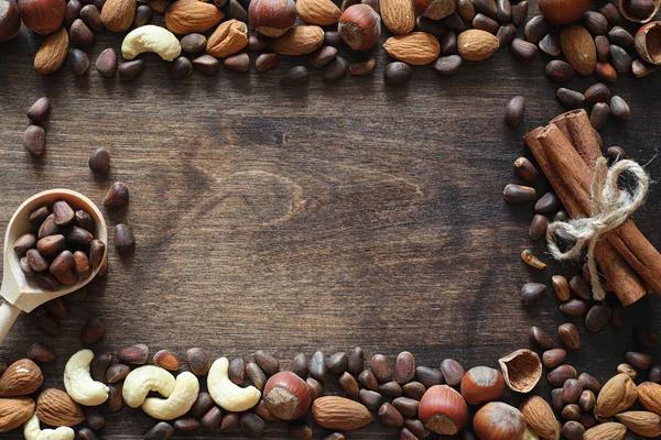 Olika Nötter Ett Träbord Cederträ Cashew Hasselnöt Valnötter Och Sked — Stockfoto