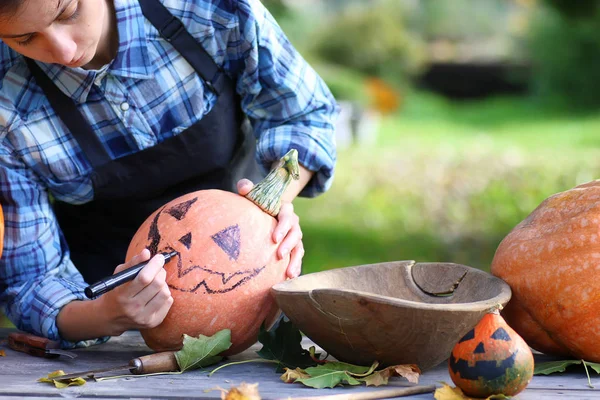 Mengukir labu untuk Halloween — Stok Foto