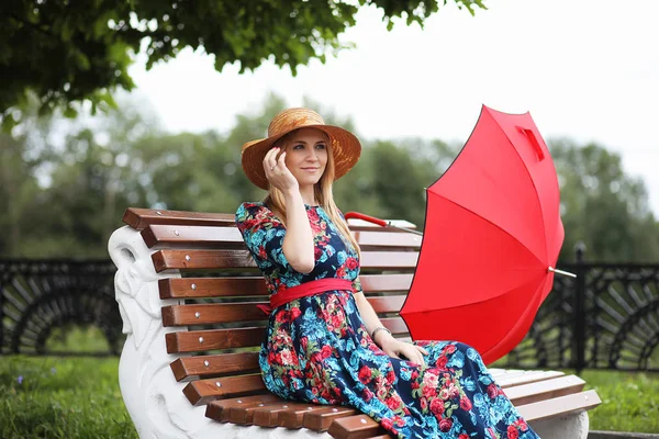 Fille dans la rue avec un parapluie — Photo