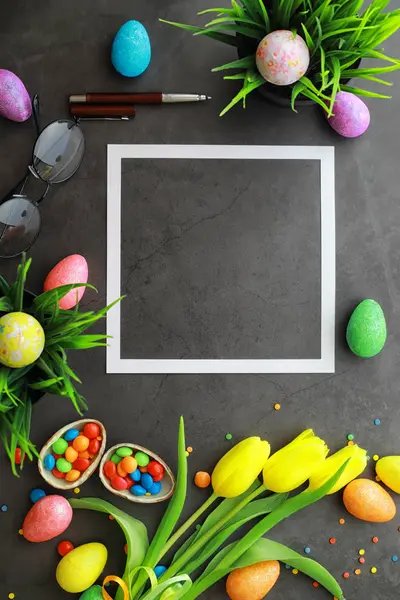 Pasen Achtergrond Zwarte Steen Veelkleurige Eieren Snoepjes Boeket Tulpen — Stockfoto
