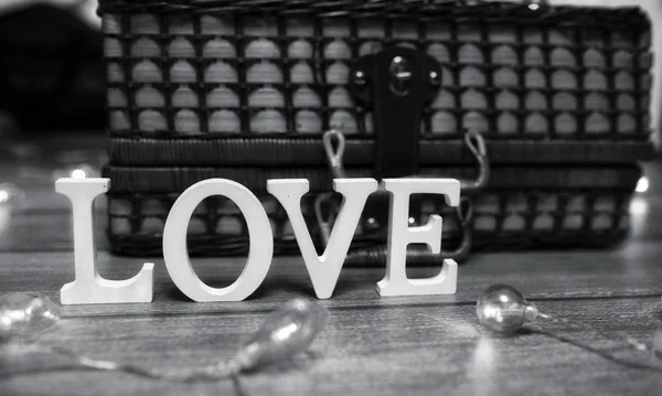 Słowo miłość składa się z białe litery na podłoże drewniane — Zdjęcie stockowe