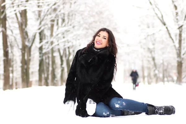 Uma jovem caminhe em um parque de inverno — Fotografia de Stock