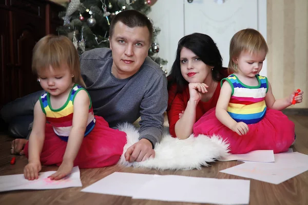 Familie am Wochenende zu Hause — Stockfoto