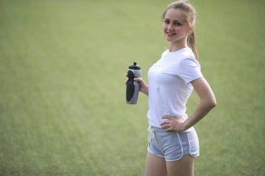 Egzersizleri yapıyor kız ve spor yaşam tarzı