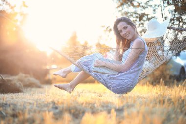 Hamakta kitap okumak güzel kız 