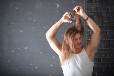 Uzun saçlı Genç bir adam bir kilidi kıran