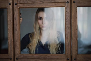 Genç kız evde rahatlatıcı