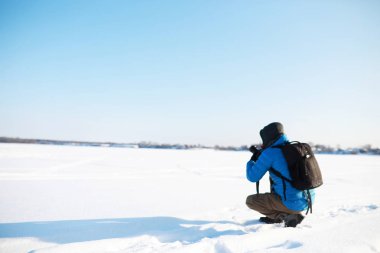 Yolculuk. Kameralı bir turist güzel yerlerin fotoğraflarını çeker..